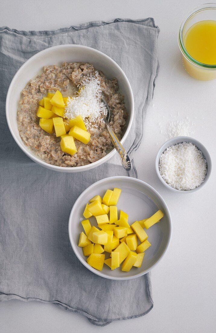 Dinkel-Porridge mit Mango