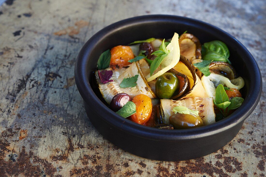 Gegrillte Zucchini mit Oliven, Basilikum, Tomaten und Zitronendressing