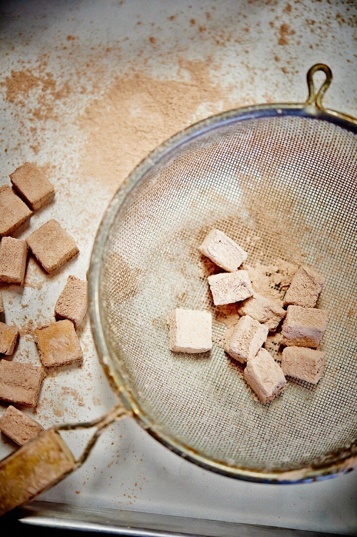 Marshmallows mit Kakaopulver bestreuen
