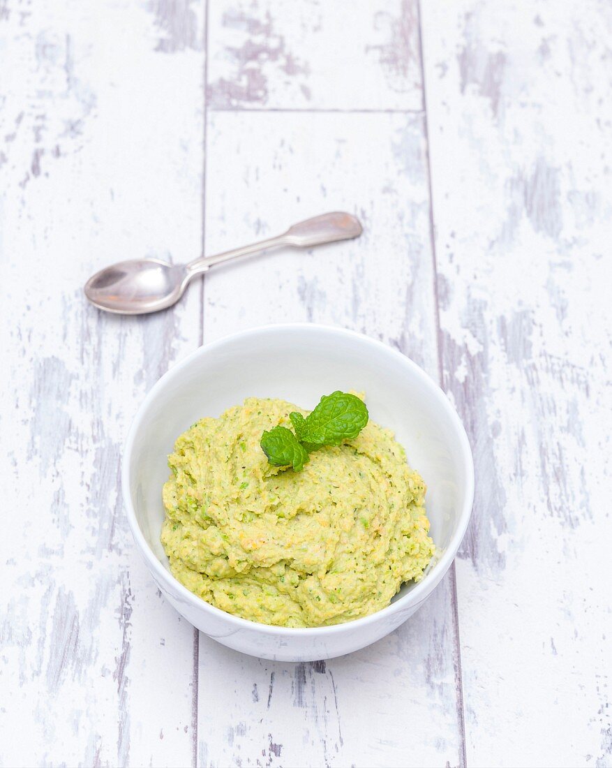 Pea hummus with peppermint