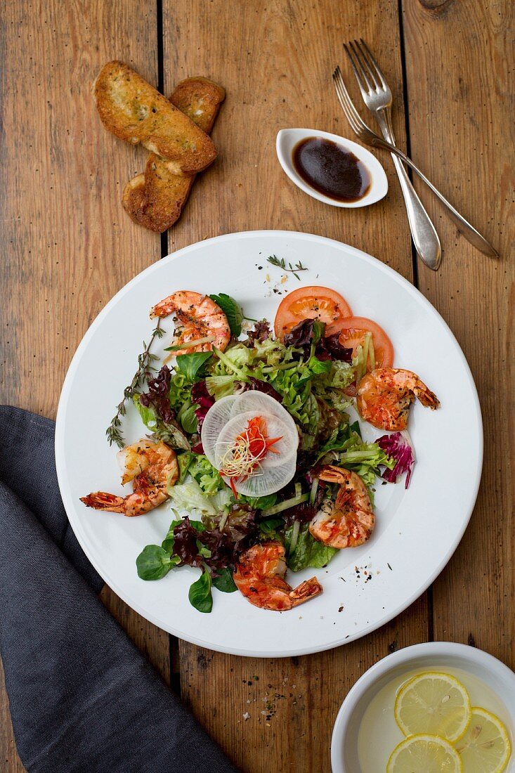 Garnelensalat mit Röstbrot und Balsamicodressing