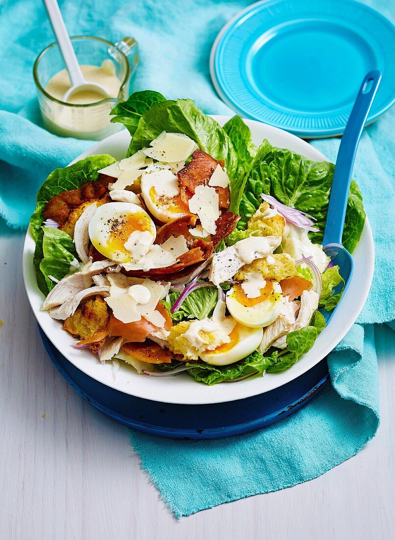 Caesar Salad mit Huhn, Speck, Knoblauchcroutons und Parmesan