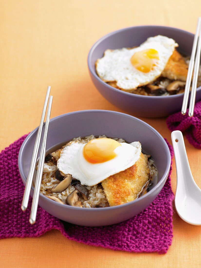 Katsudon (Japanische Reissuppe) mit panierter Schweinekeule und Spiegelei