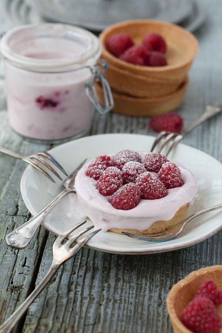 Yoghurt tartlet with raspberries