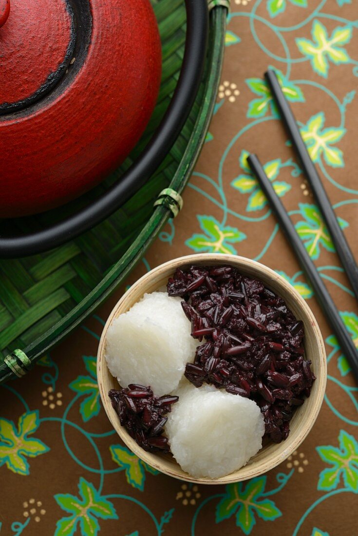 Tape Uli (süsser fermentierter schwarzer Klebreis mit Kokosmilch, Indonesien)