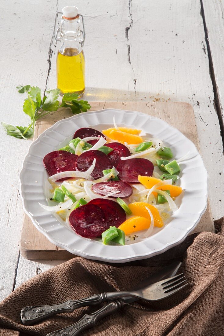 Sommerlicher Rote-Bete-Fenchel-Salat auf mediterranem Teller