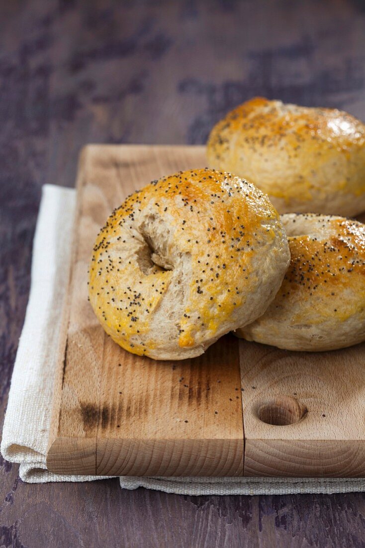 Bagels auf Holzschneidebrett