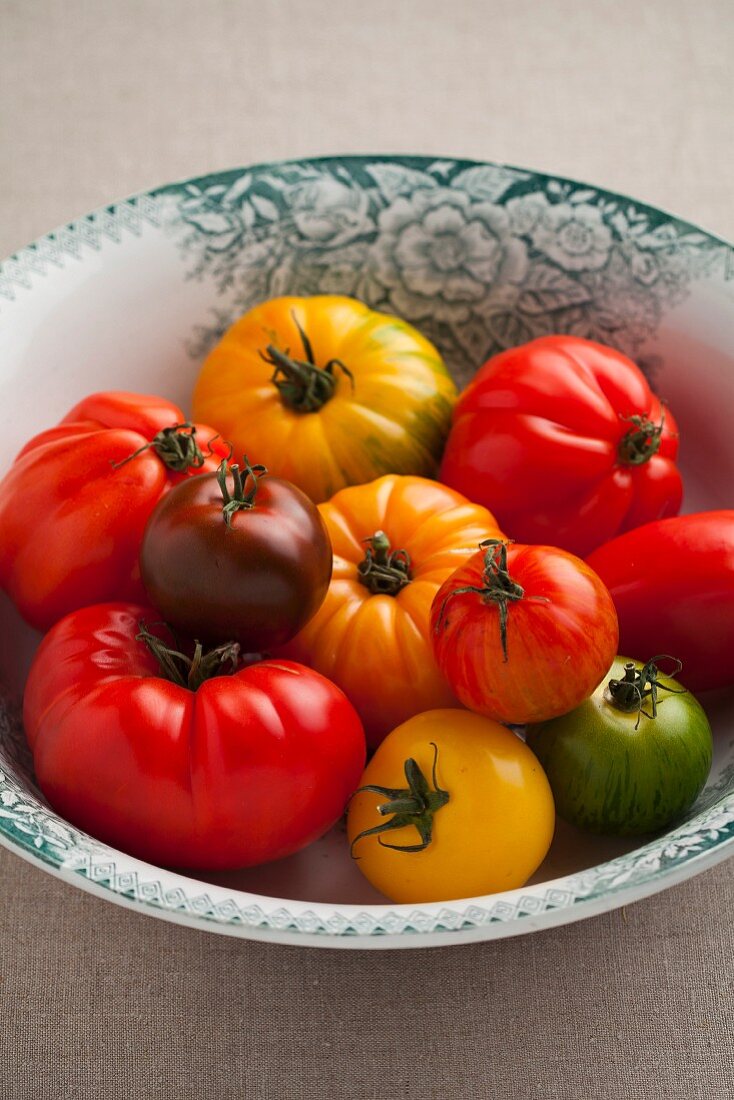 Bunte Tomaten in einer Schüssel