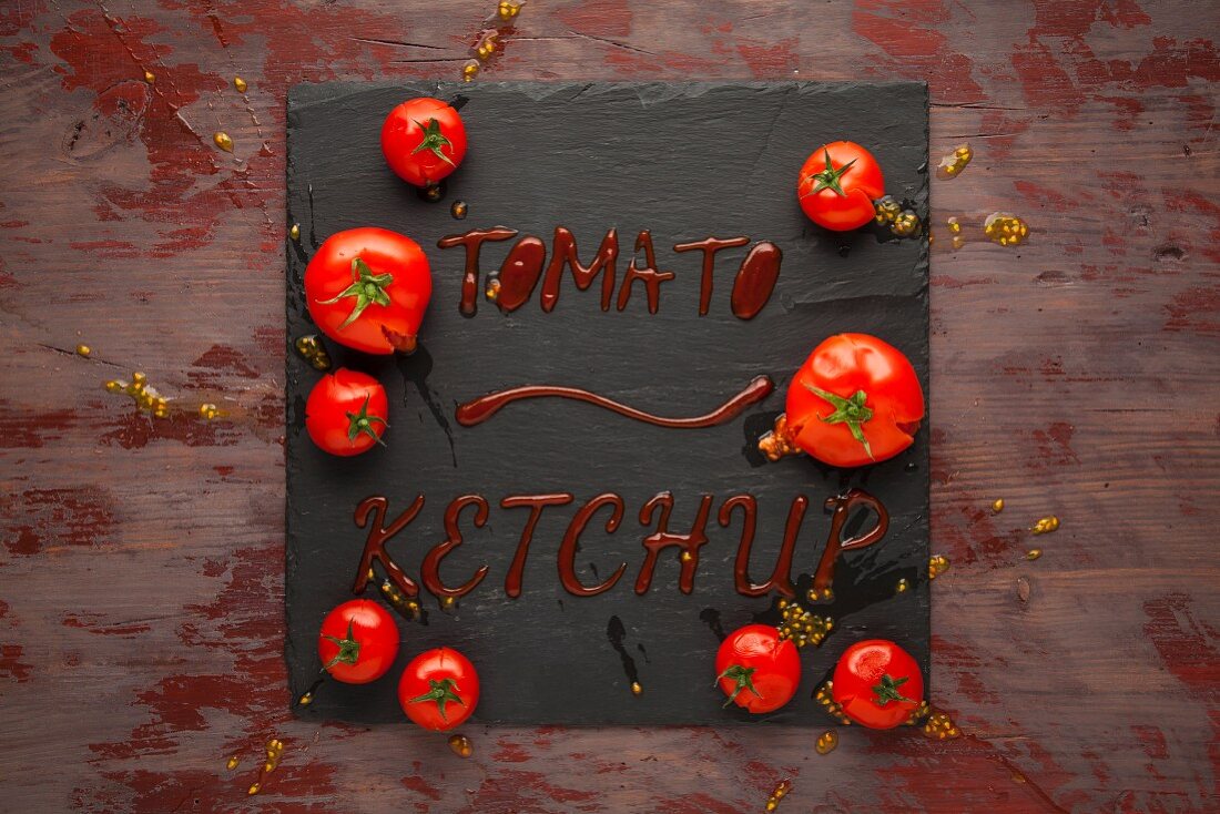 Tomatenketchup auf Schiefersteinplatte