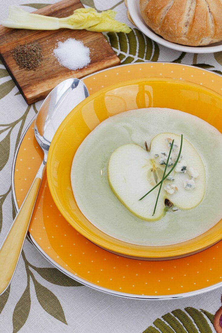 Apfel-Sellerie-Suppe mit Roquefort