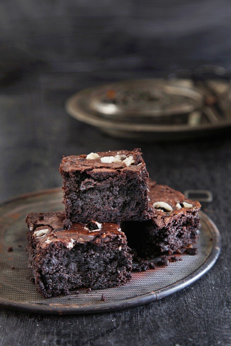 Schwarze Brownies mit Pfefferminzschokolade