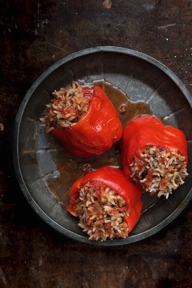 Rote Paprika mit Reis-Hackfleisch-Füllung in Tomatensauce