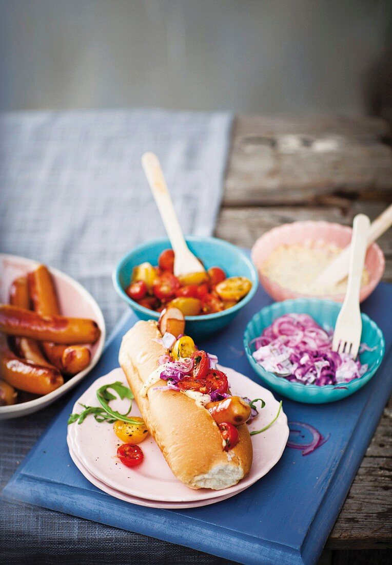 Tomaten-Zwiebel Hotdog mit Mayonnaise-Senf-Sauce
