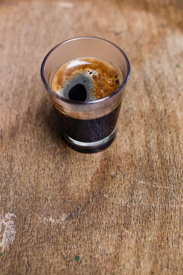 Schwarzer Kaffee im Glas