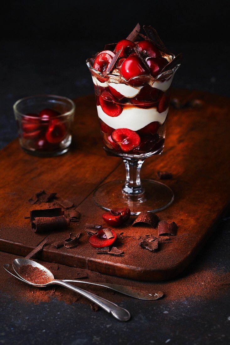 Mascarpone cream with chocolate and cherries