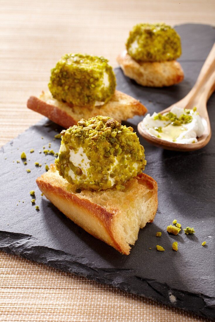Crostini with pistachio-coated goat's cheese