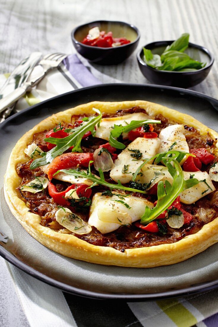 Pizza mit Tintenfisch und Paprika