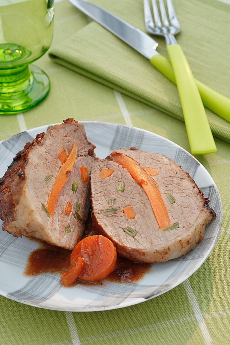 Mit Gemüse gespickter Rinderrollbraten