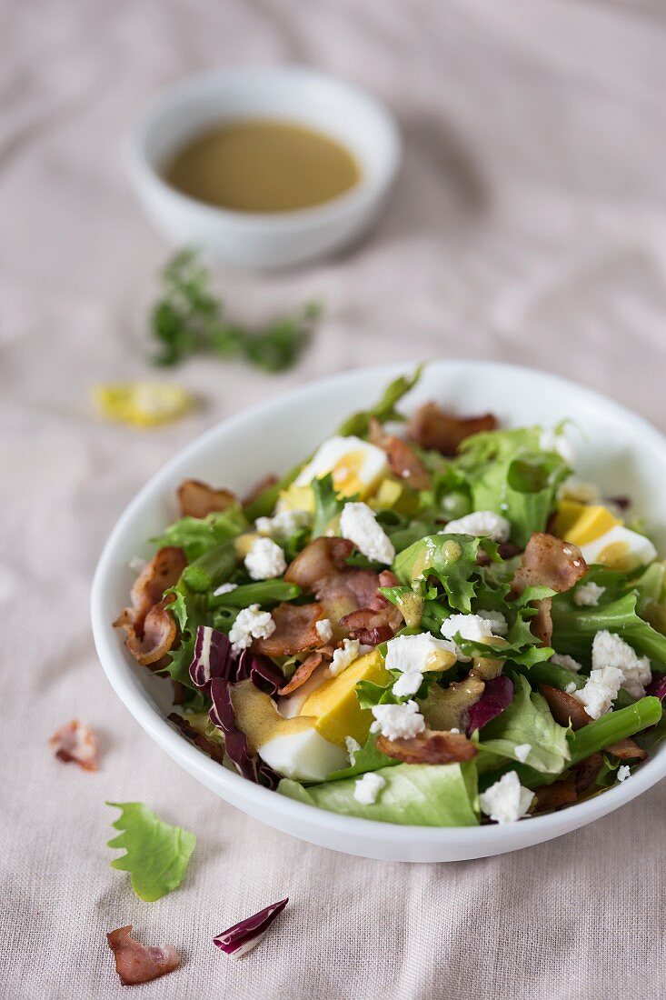 Spargelsalat mit Eiern, Speck und Feta