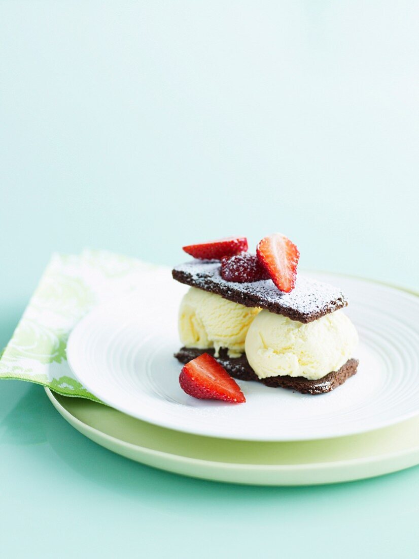 Brownie-Eissandwiches mit Erdbeeren