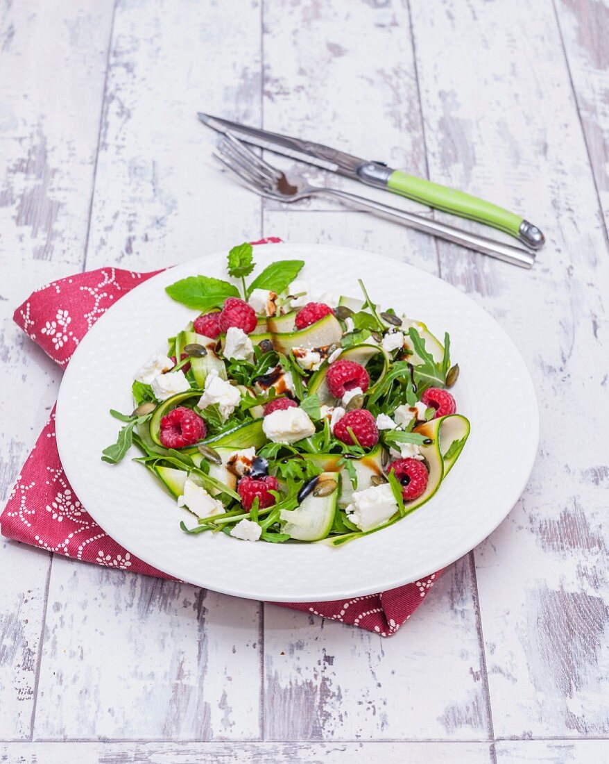 Zucchini-Feta-Salat mit Himbeeren