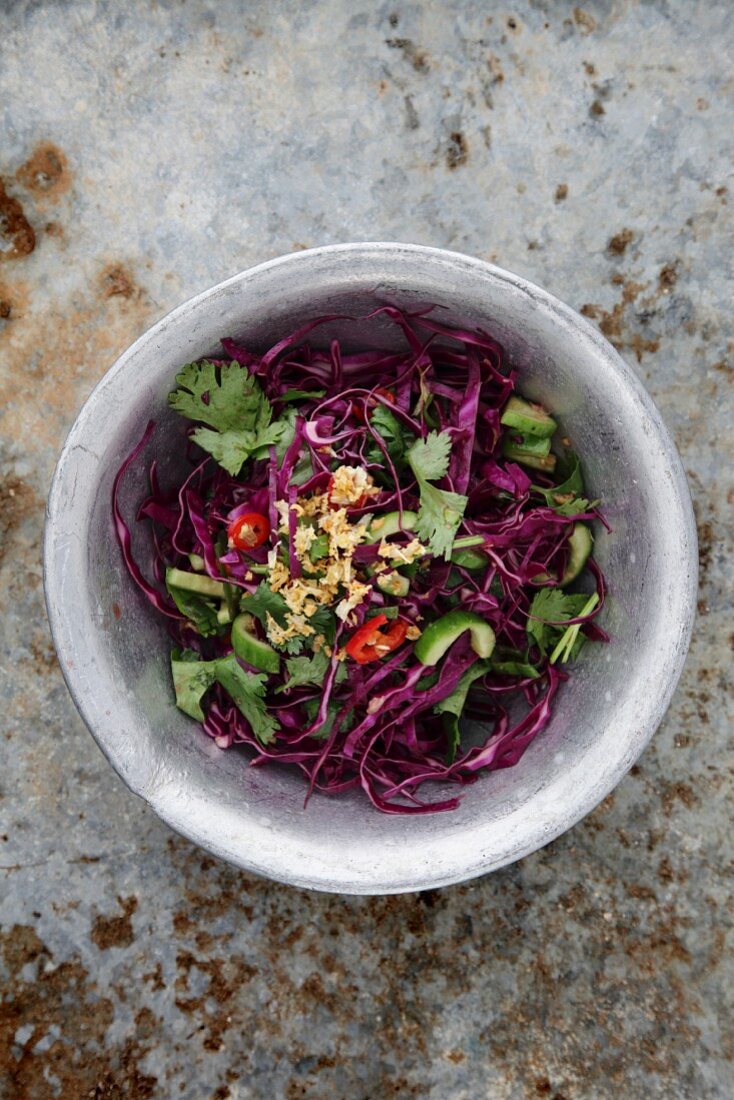 Red cabbage salad with cucumber and chilli (Asia)