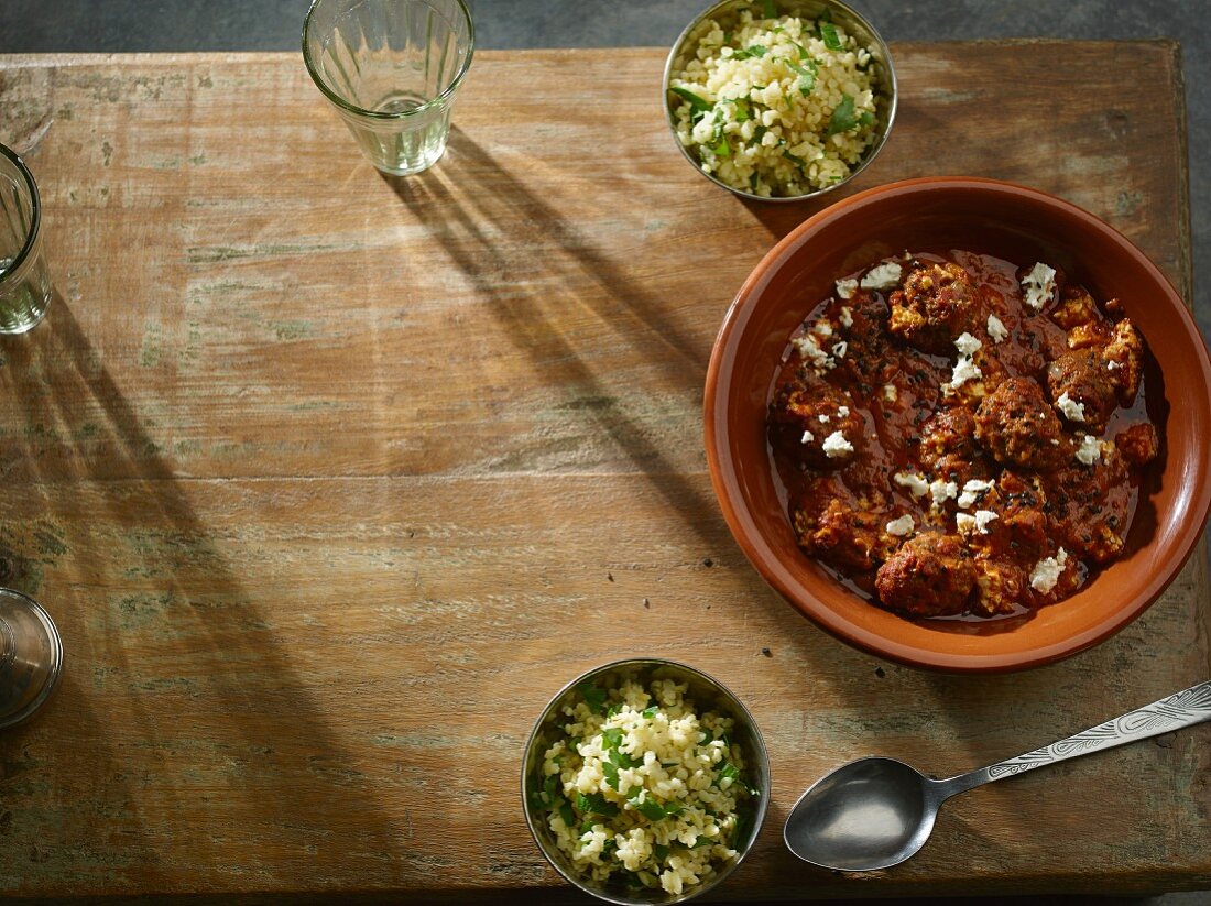 Hackbällchen in würziger Tomatensauce mit Bulgur