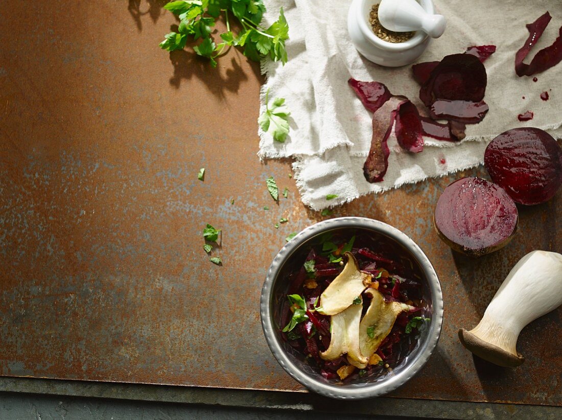 Rote-Bete-Salat und gebratene Kräuterseitlinge