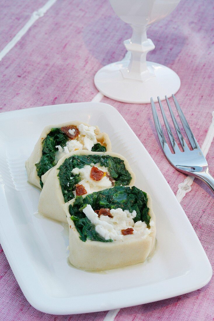 Spinach and tomato ricotta rolls