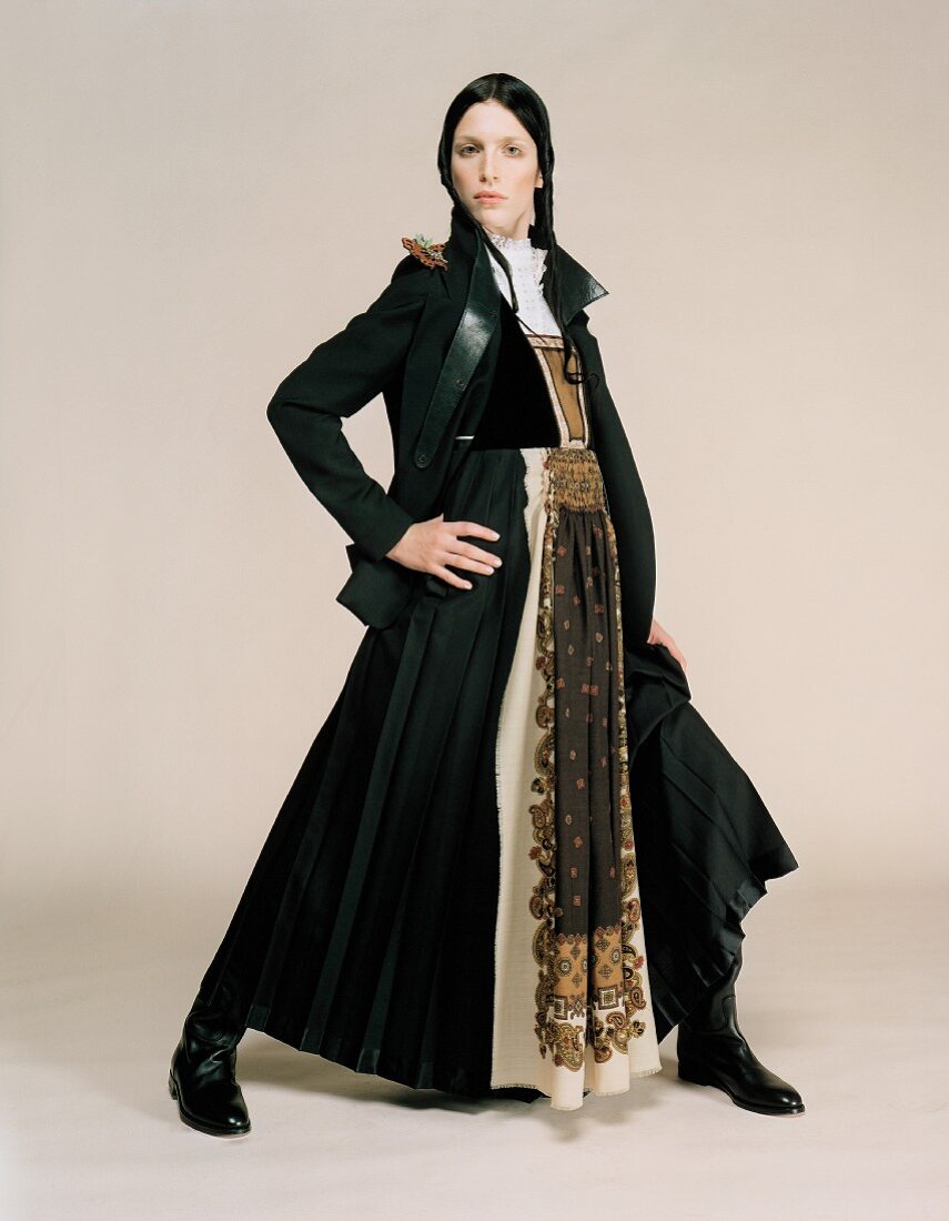 Junge Frau in mittelalterlichem Kleid und langem Mantel