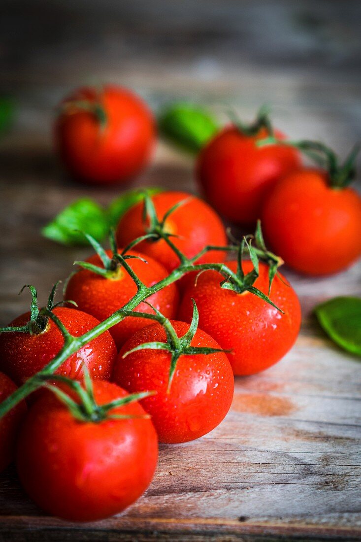 Tomaten auf rustikalem Holzuntergrund