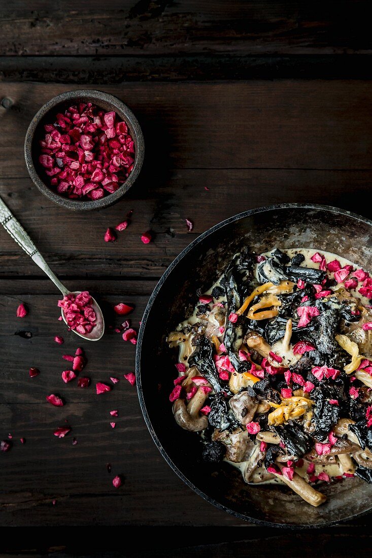 Gemischte Pilze in Sahnesauce mit gehackten Cranberries