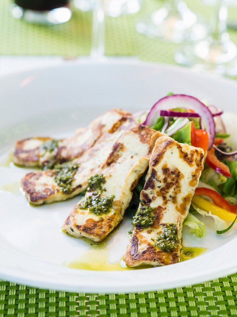 Gegrillter Halloumi mit Pesto und Salat