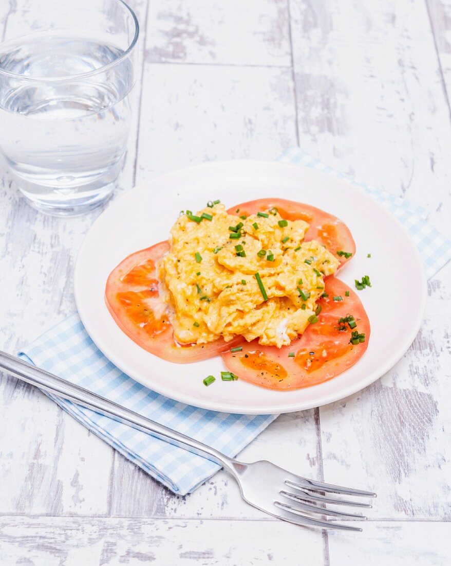 Rühreier mit Tomaten und Schnittlauchröllchen