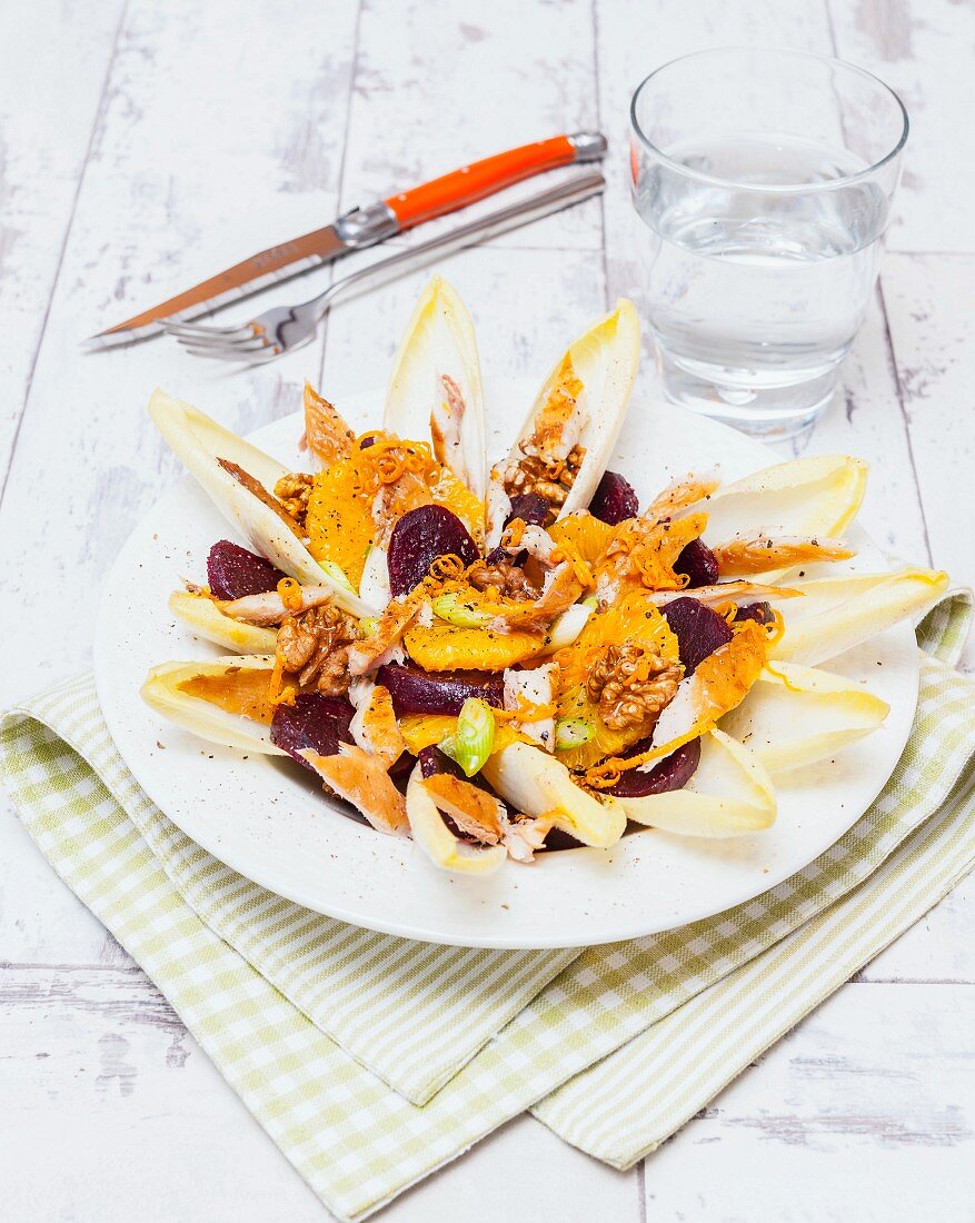 Salat mit Chicorée, Orangen, Rote Bete, Räuchermakrele und Walnüssen
