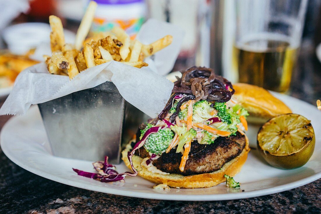 Burger mit Krautsalat und Pommes frites