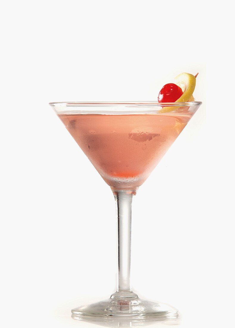 Ein pinkfarbener Cocktail vor weißem Hintergrund