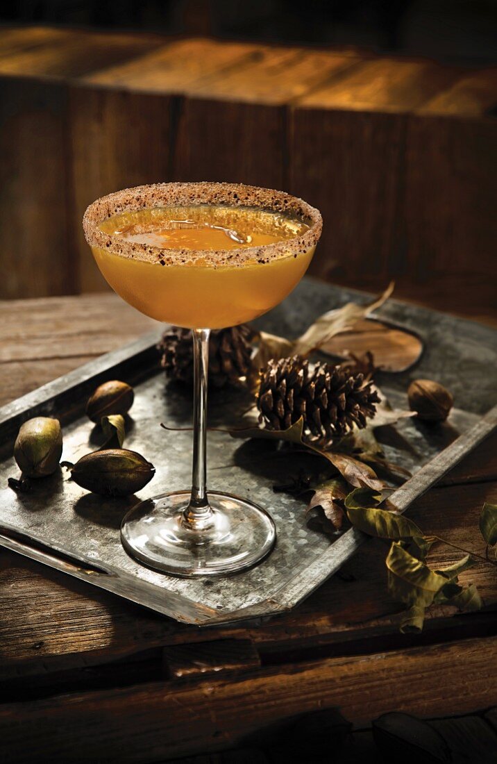 Bourbon-Cocktail mit Orange und Nelken