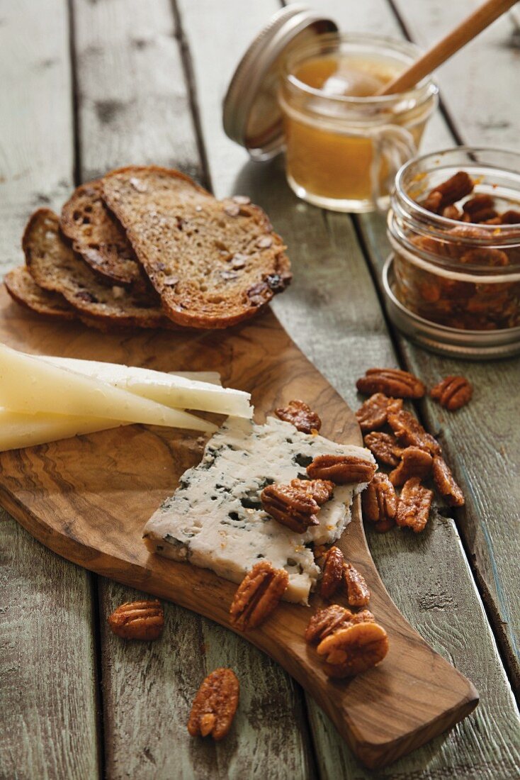 Käse mit Röstbrot und gerösteten Pekannüssen