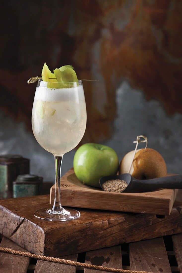 An autumnal cocktail made with vodka, apple and pear