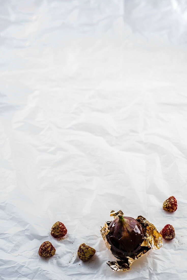 Himbeeren mit Goldstaub und Feige im Blattgoldmantel