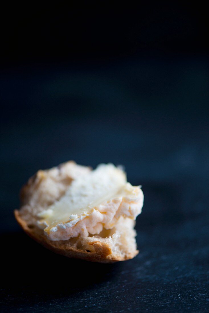 Langres-Käse aus der Region Champagne-Ardenne in Frankreich auf einem Stück Baguette