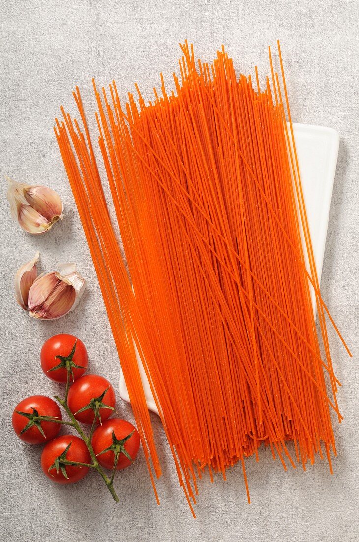 Ungekochte Tomaten-Spaghetti (Aufsicht)