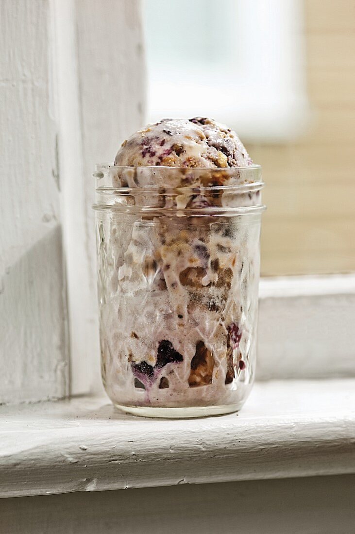 Blaubeer-Cobbler-Eiscreme in Einmachglas auf Fensterbrett