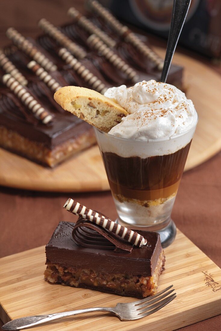 Schokoladen-Espressodessert mit Karamell dazu Chocolate Turtle Torte