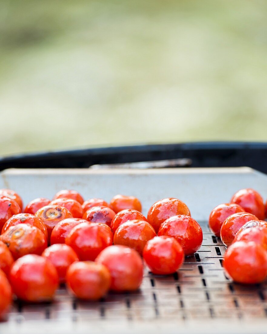 Kirschtomaten auf Grill