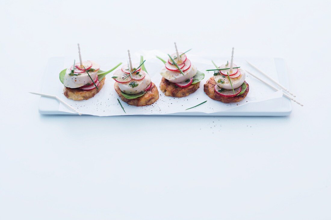 Brezenknödel-Crostini mit Weisswurst und Radieschen