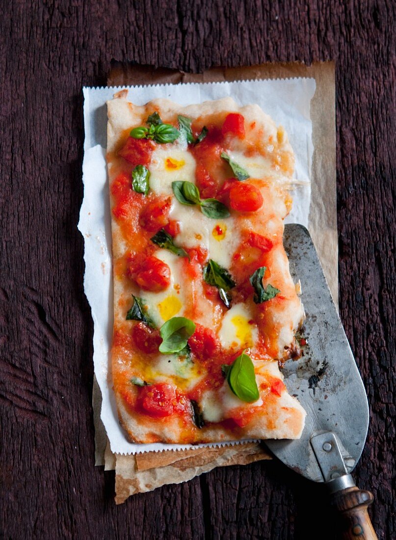 Pizza Margeritha mit Tomaten und Mozzarella