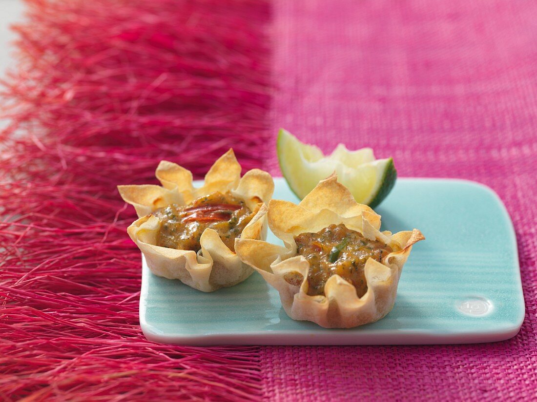 Filo pastry dishes filled with prawn ragout (Asia)