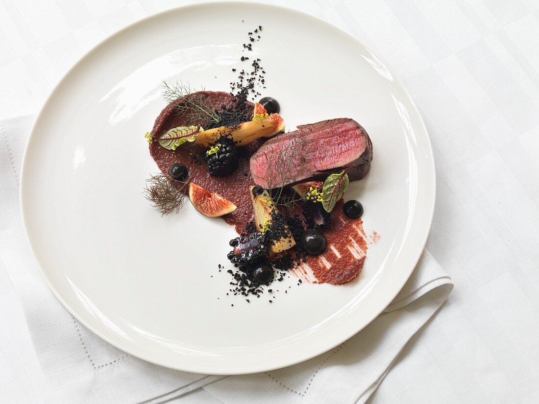 Venison fillet with figs and berries